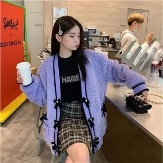 Žaismingas gėlių megztinis